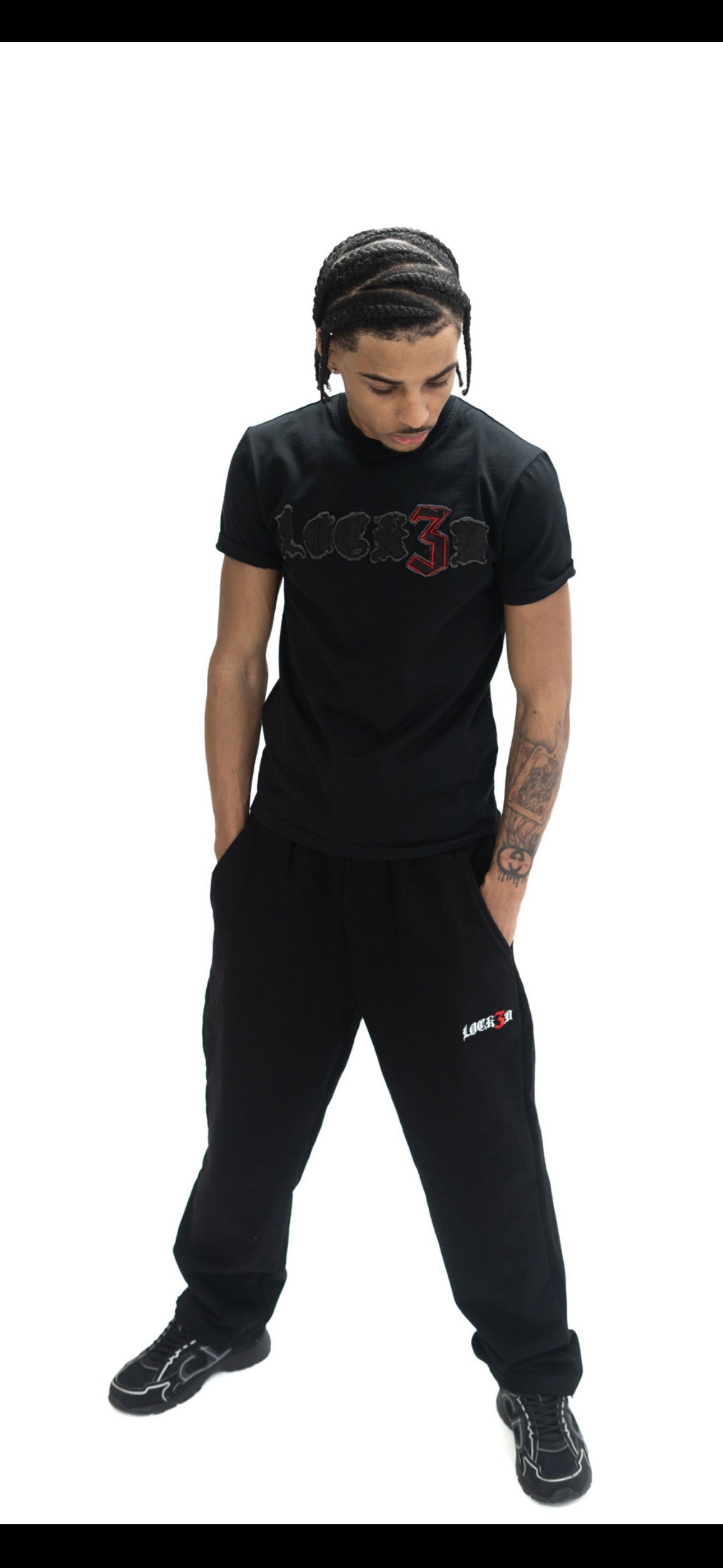 DISTRESSED TEE - BLACK